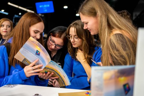 Vizitatori-la-standul-Mamaia-Constanta-3